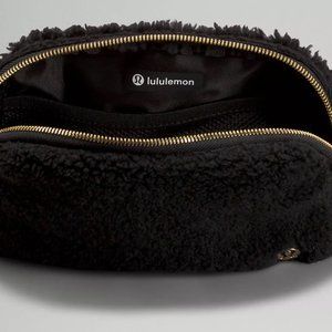 NWT LULULEMON EVERYWHERE BELT BAG *Fleece black